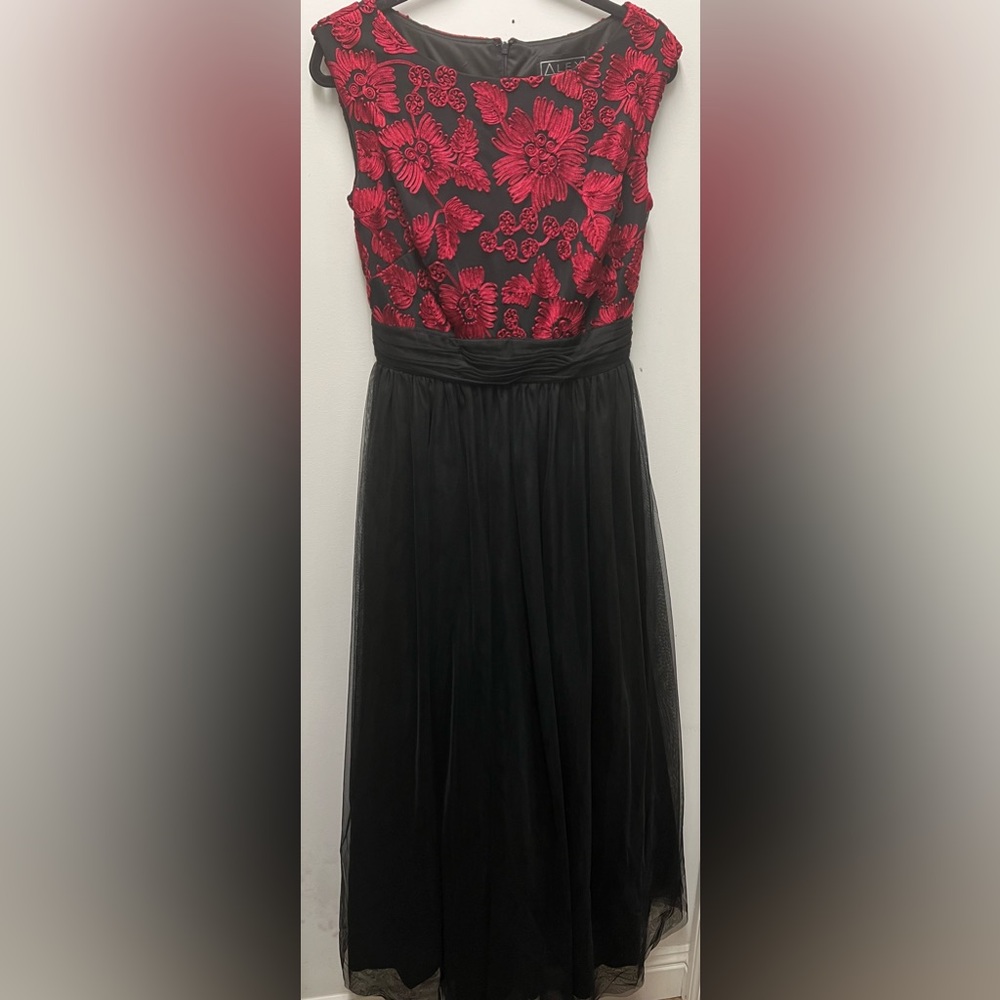 Floral sleeveless Organza Tulle Ballgown Black Red floor length dress size 8